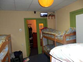 Хостелы YourHostel Club Киев Кровать в общем номере для мужчин и женщин с 10 кроватями-13