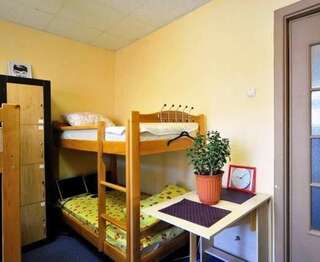Хостелы YourHostel Club Киев Кровать в общем номере для мужчин и женщин с 10 кроватями-10