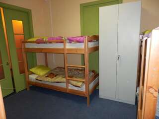 Хостелы YourHostel Club Киев Кровать в общем номере для мужчин и женщин с 10 кроватями-11