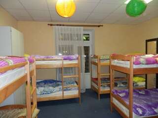 Хостелы YourHostel Club Киев Кровать в общем номере для мужчин и женщин с 10 кроватями-25