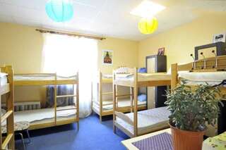 Хостелы YourHostel Club Киев Кровать в общем номере для мужчин и женщин с 10 кроватями-26